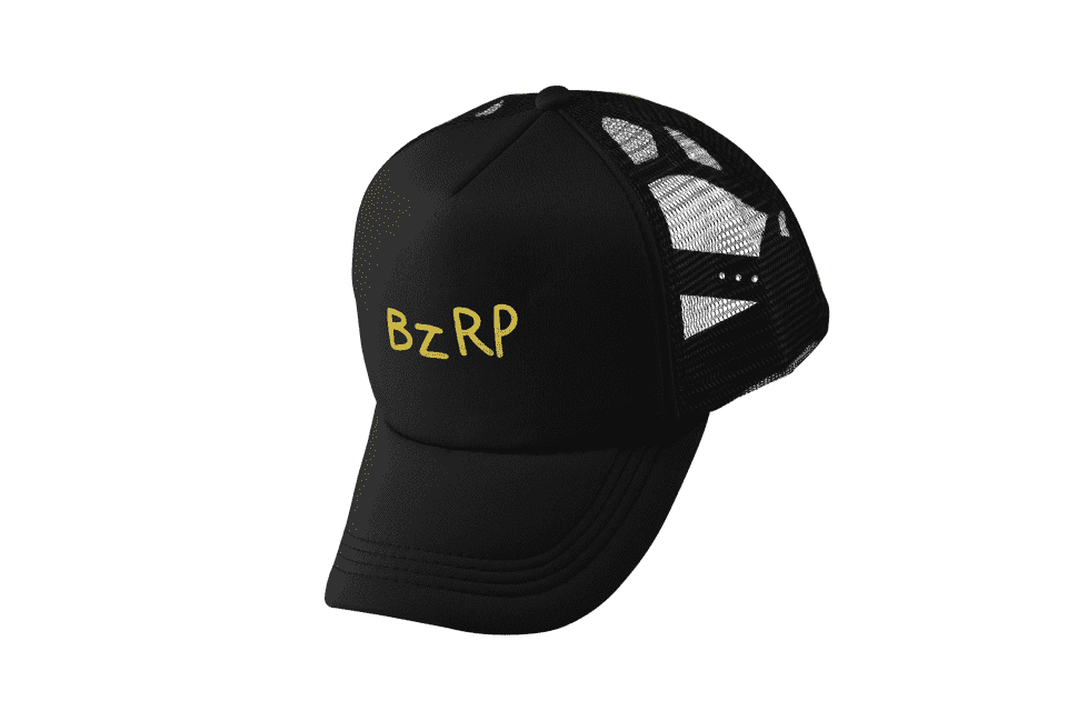Descubre la exclusiva gorra tipo trucker de Bizarrap, diseñada para amantes de la cultura urbana. Con ajuste personalizable para mayor comodidad