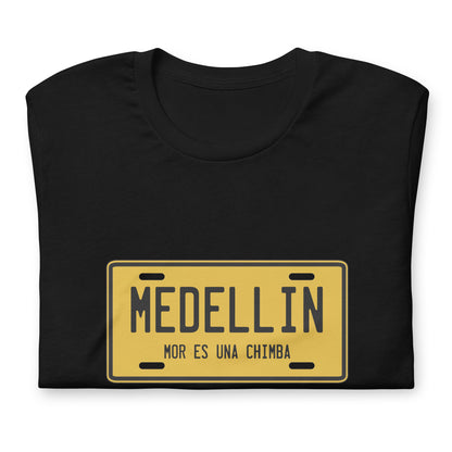 Muestra tu orgullo colombiano con la Camiseta Medellín Mor es una Chimba. Diseñada con los mejores materiales y un estampado duradero.