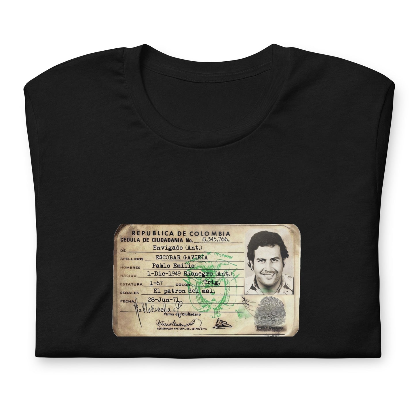 Muestra tu orgullo colombiano con la Camiseta DNI Pablo Escobar. Diseñada con los mejores materiales y un estampado duradero.